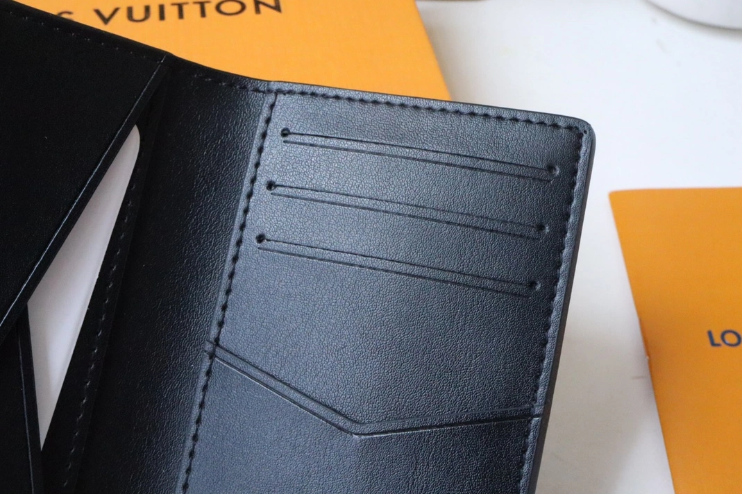 Flexible 8257 Louis Vuitton AAA Quality Card Case