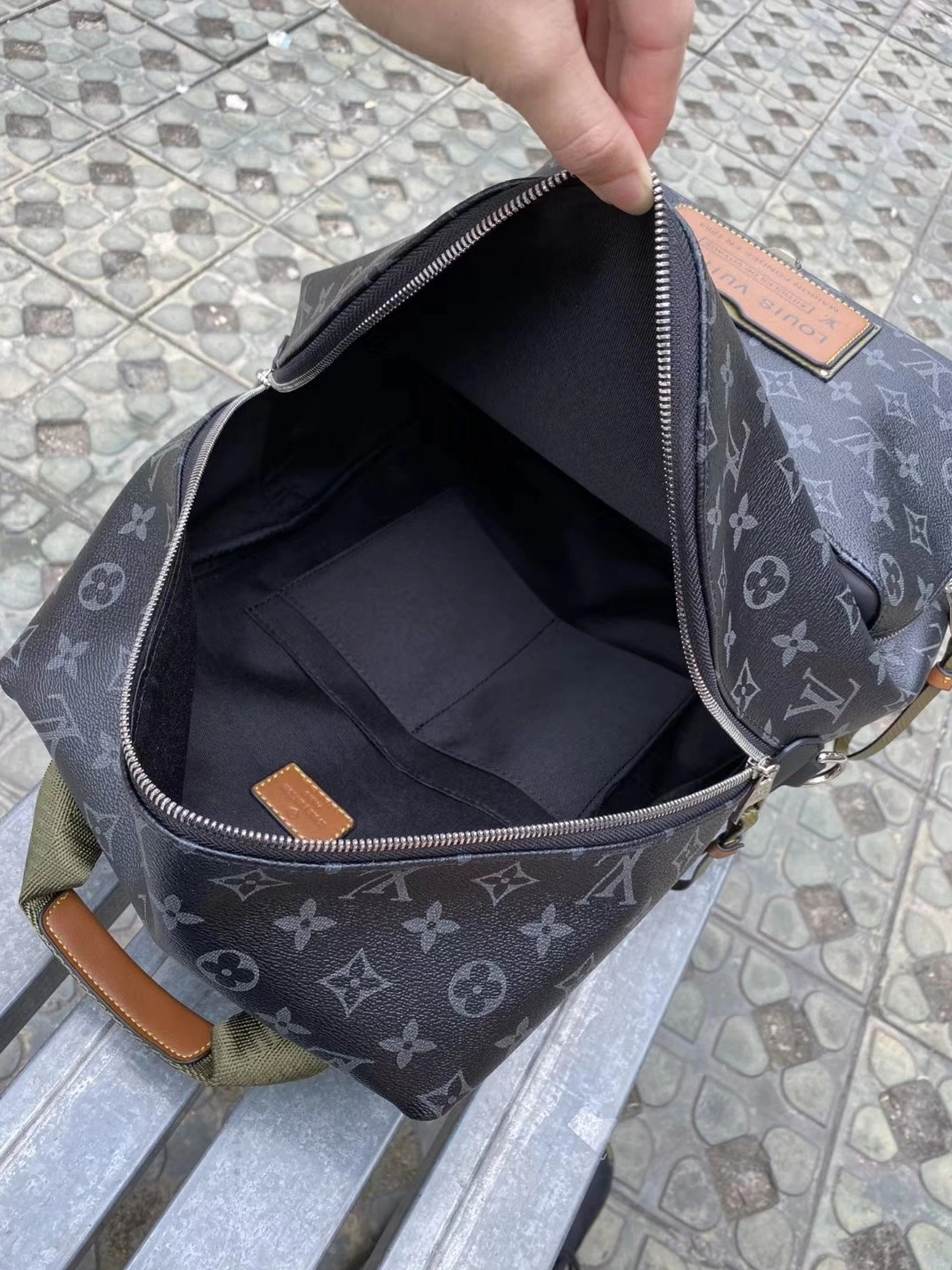 Flexible 8968 Louis Vuitton LV AAA Man Backpacks