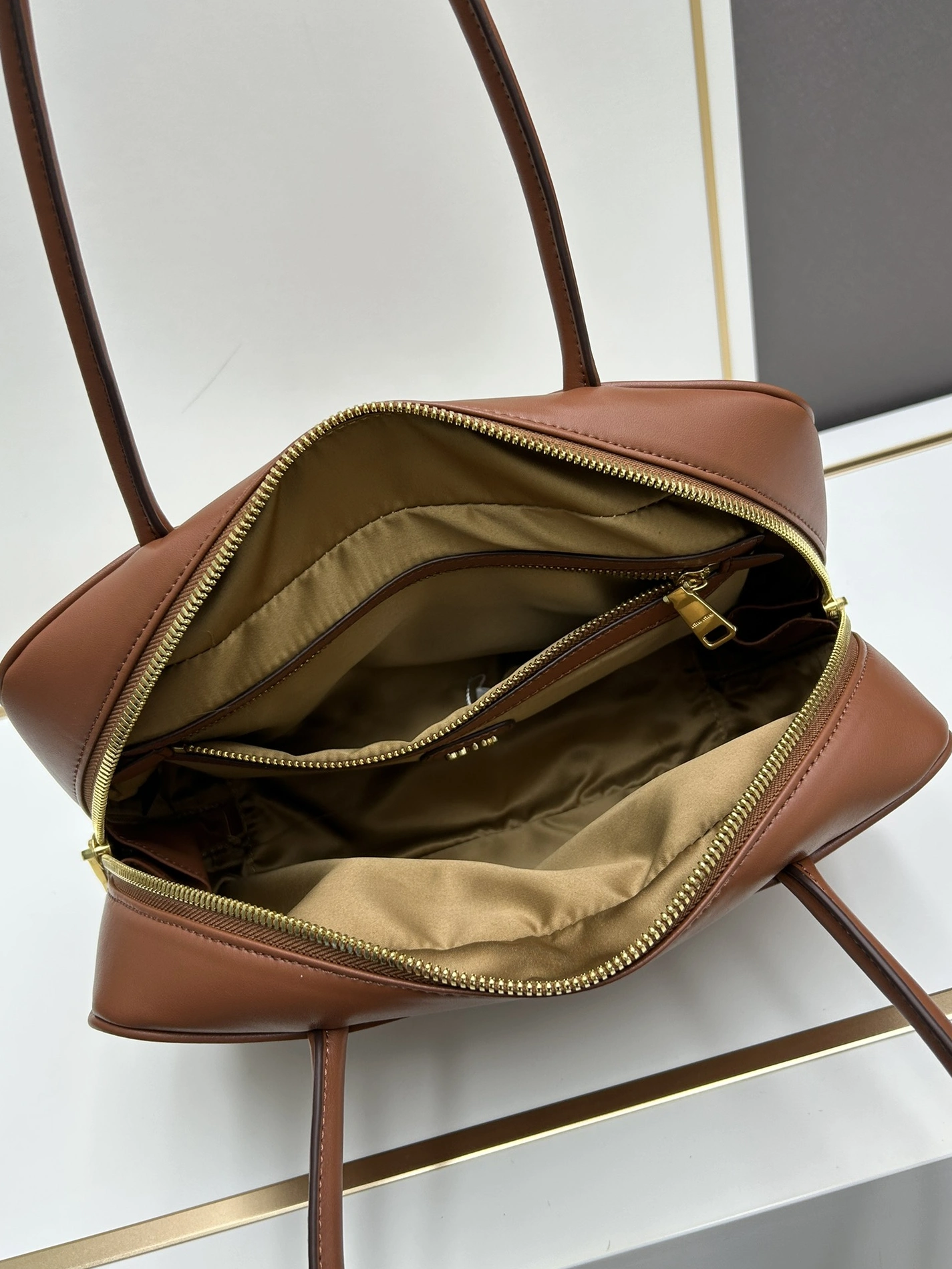 Flexible 8979 MIU MIU AAA Quality Handbags For Women
