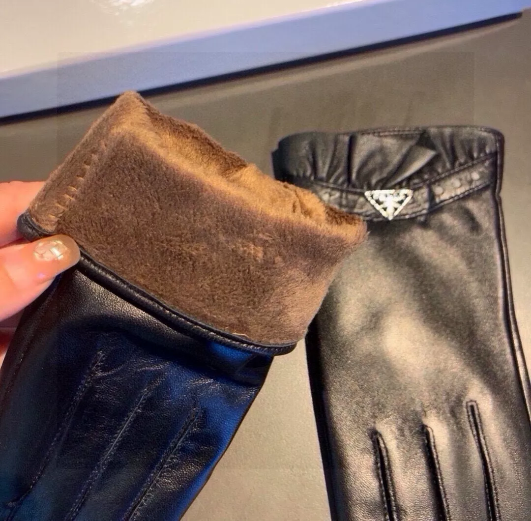 Flexible 9741 Prada Gloves For Women