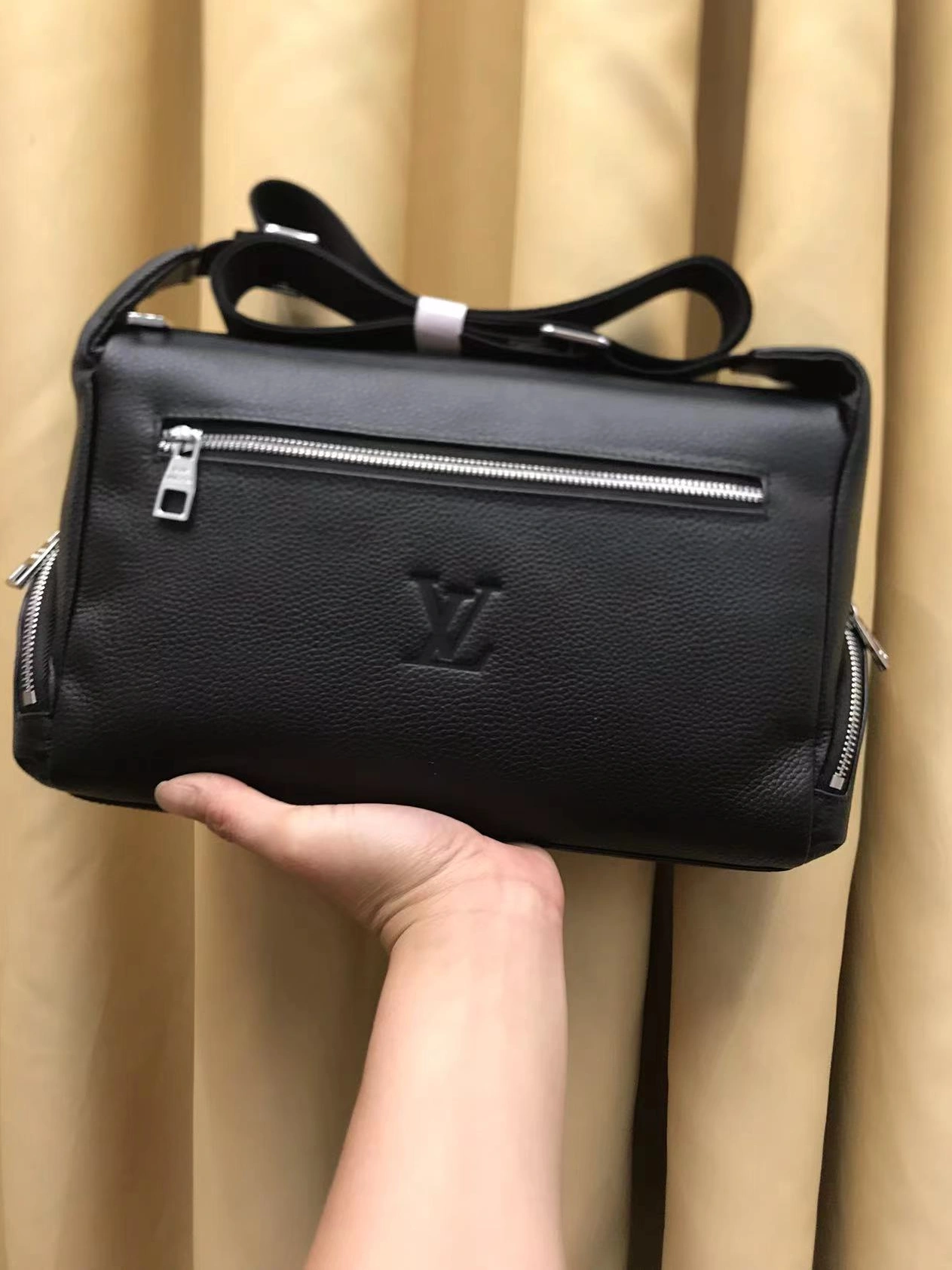 Flexible 9798 Louis Vuitton AAA Man Messenger Bags