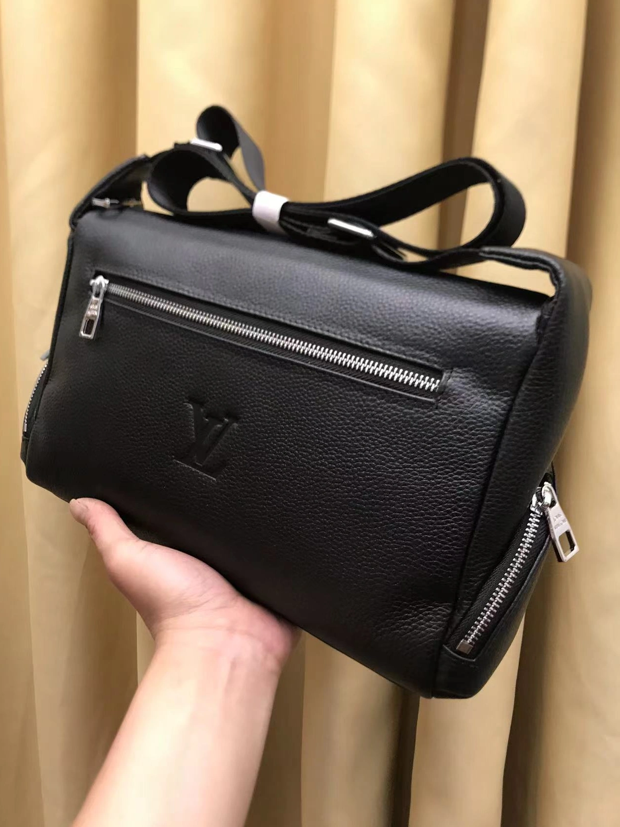 Flexible 9798 Louis Vuitton AAA Man Messenger Bags