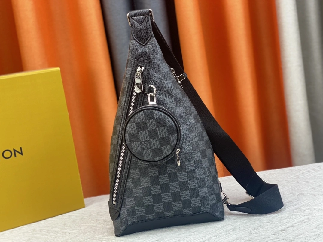 Functional 1428 Louis Vuitton AAA Man Messenger Bags