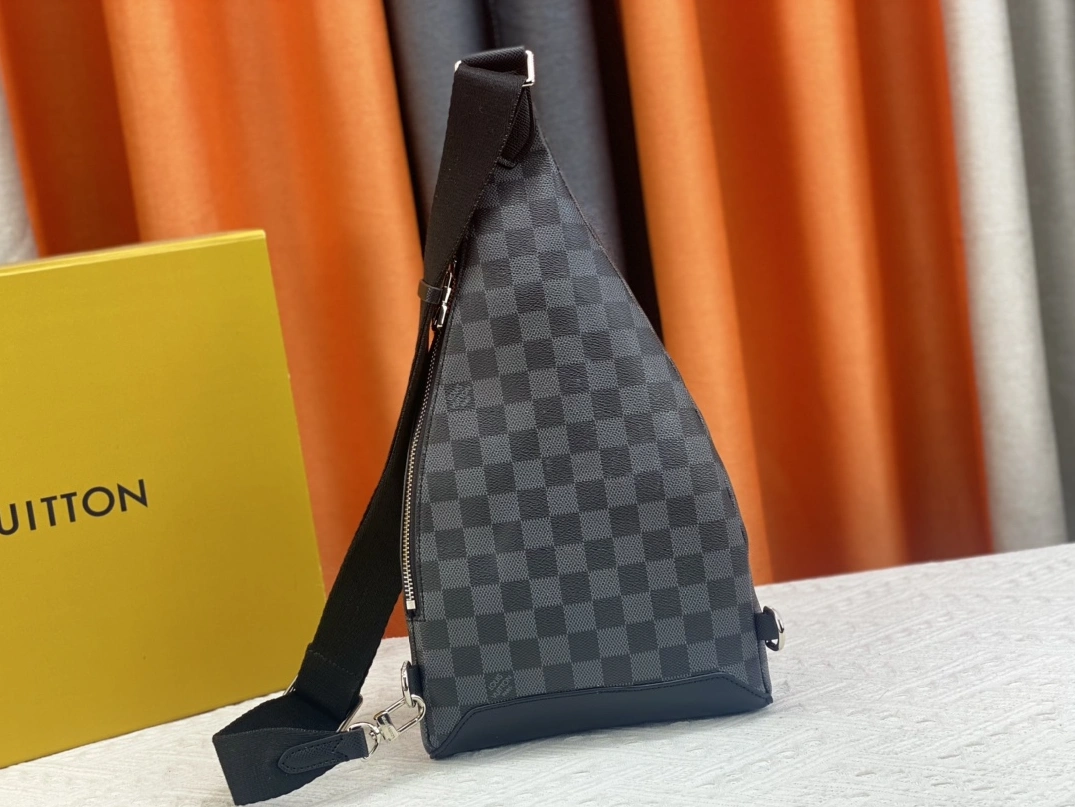 Functional 1428 Louis Vuitton AAA Man Messenger Bags
