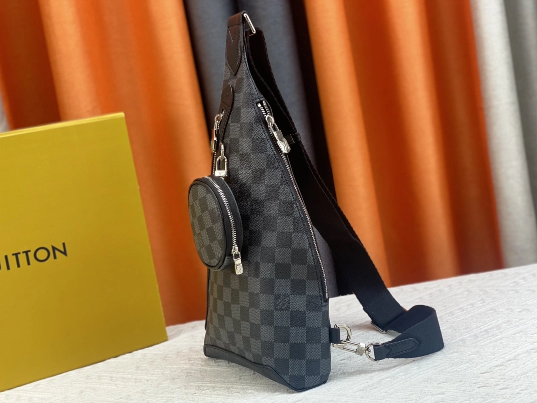 Functional 1428 Louis Vuitton AAA Man Messenger Bags