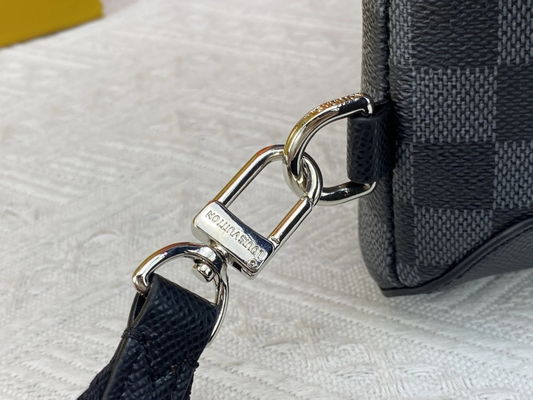 Functional 1428 Louis Vuitton AAA Man Messenger Bags