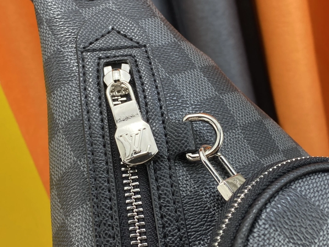 Functional 1428 Louis Vuitton AAA Man Messenger Bags