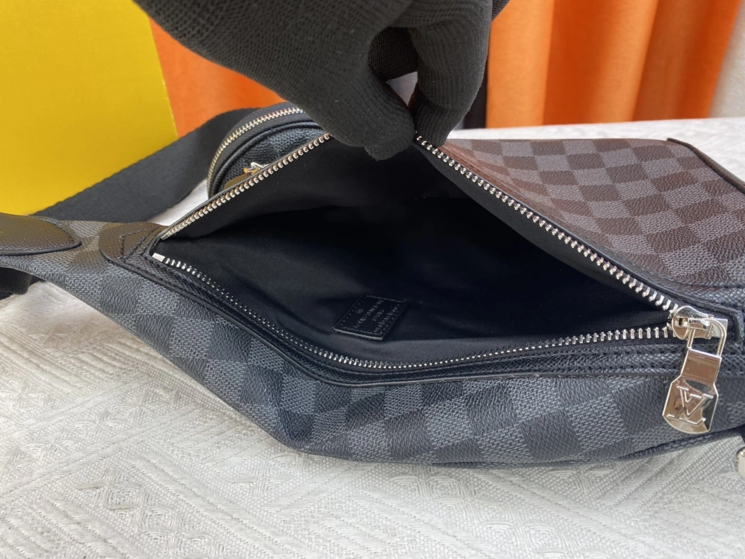 Functional 1428 Louis Vuitton AAA Man Messenger Bags