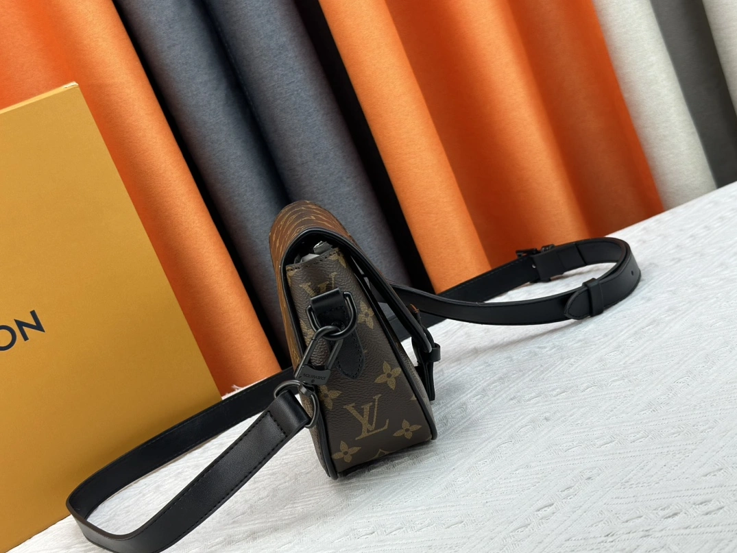 Functional 2359 Louis Vuitton AAA Quality Messenger Bags For Unisex
