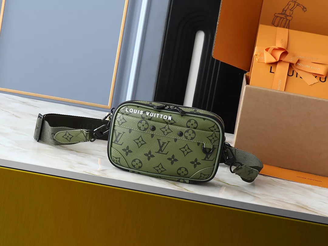 Functional 2561 Louis Vuitton Messenger Bags For Unisex