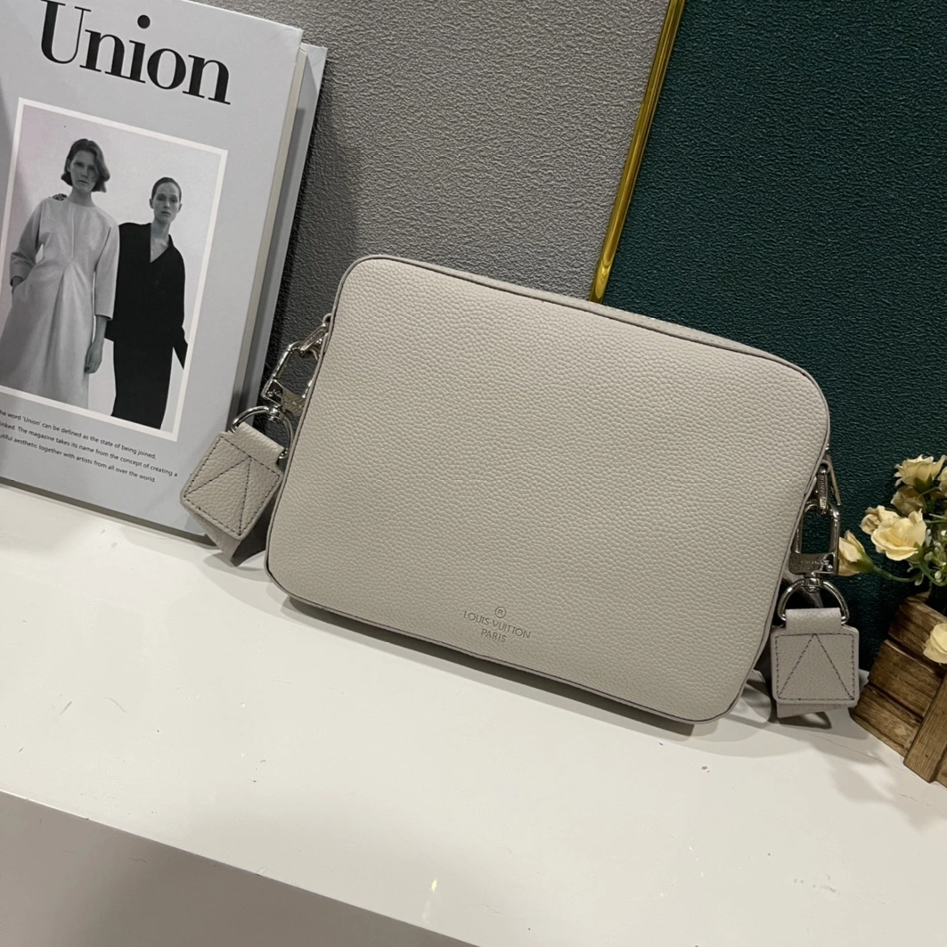 Functional 4438 Louis Vuitton AAA Man Messenger Bags