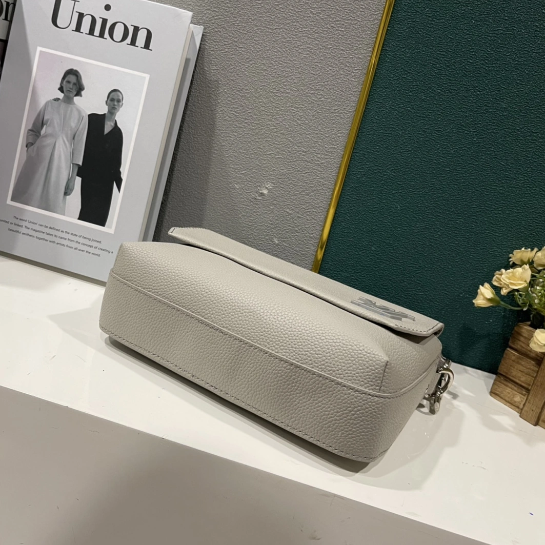 Functional 4438 Louis Vuitton AAA Man Messenger Bags