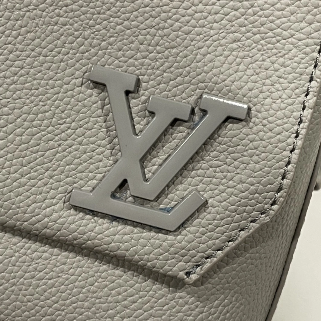 Functional 4438 Louis Vuitton AAA Man Messenger Bags