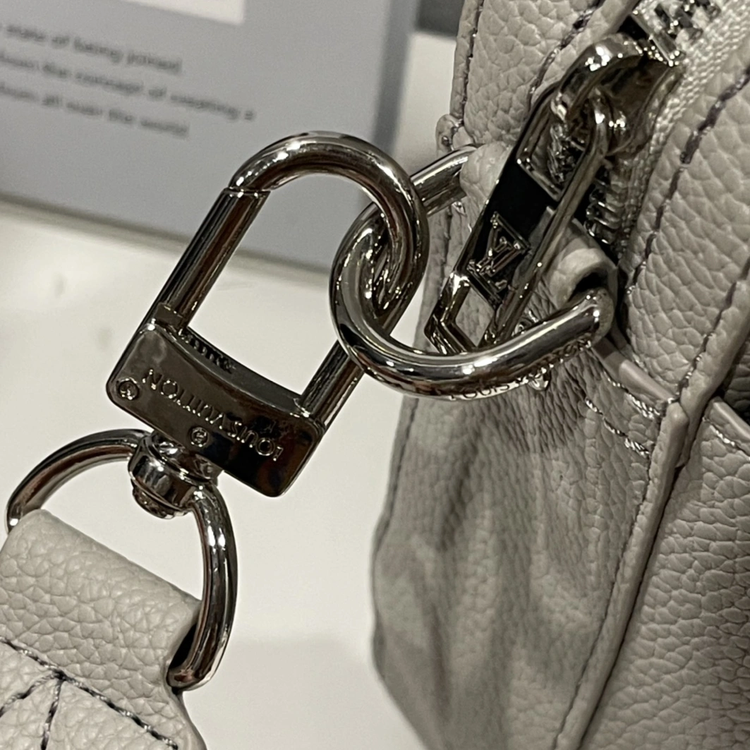 Functional 4438 Louis Vuitton AAA Man Messenger Bags