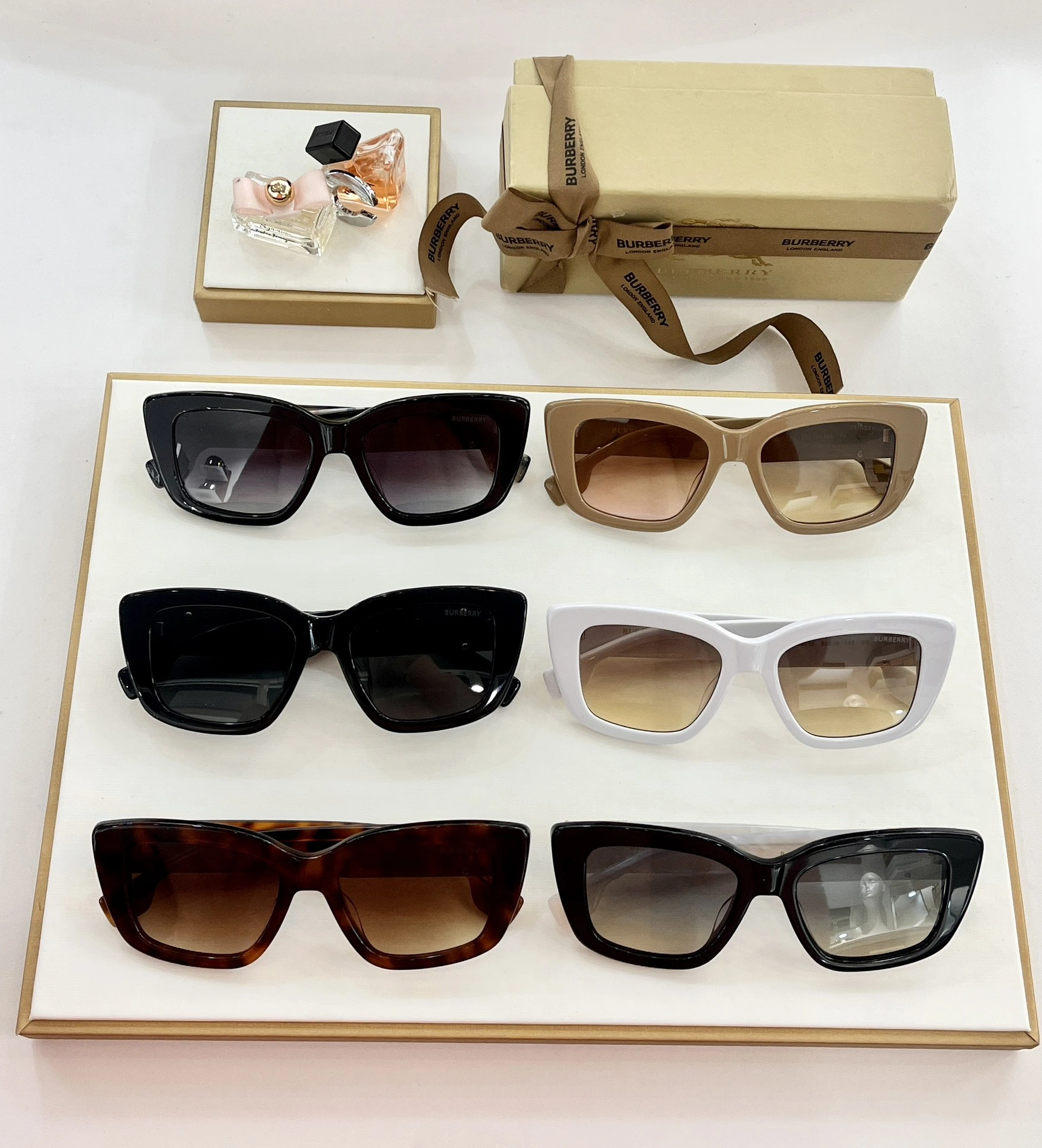 Functional 6057 Burberry AAA Quality Sunglasses
