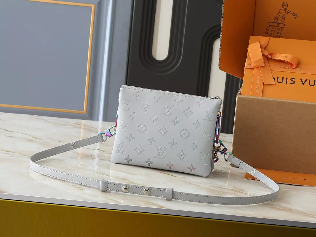 Functional 6250 Louis Vuitton Messenger Bags For Women