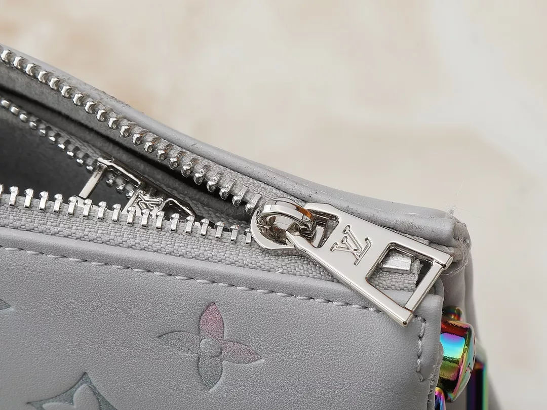 Functional 6250 Louis Vuitton Messenger Bags For Women
