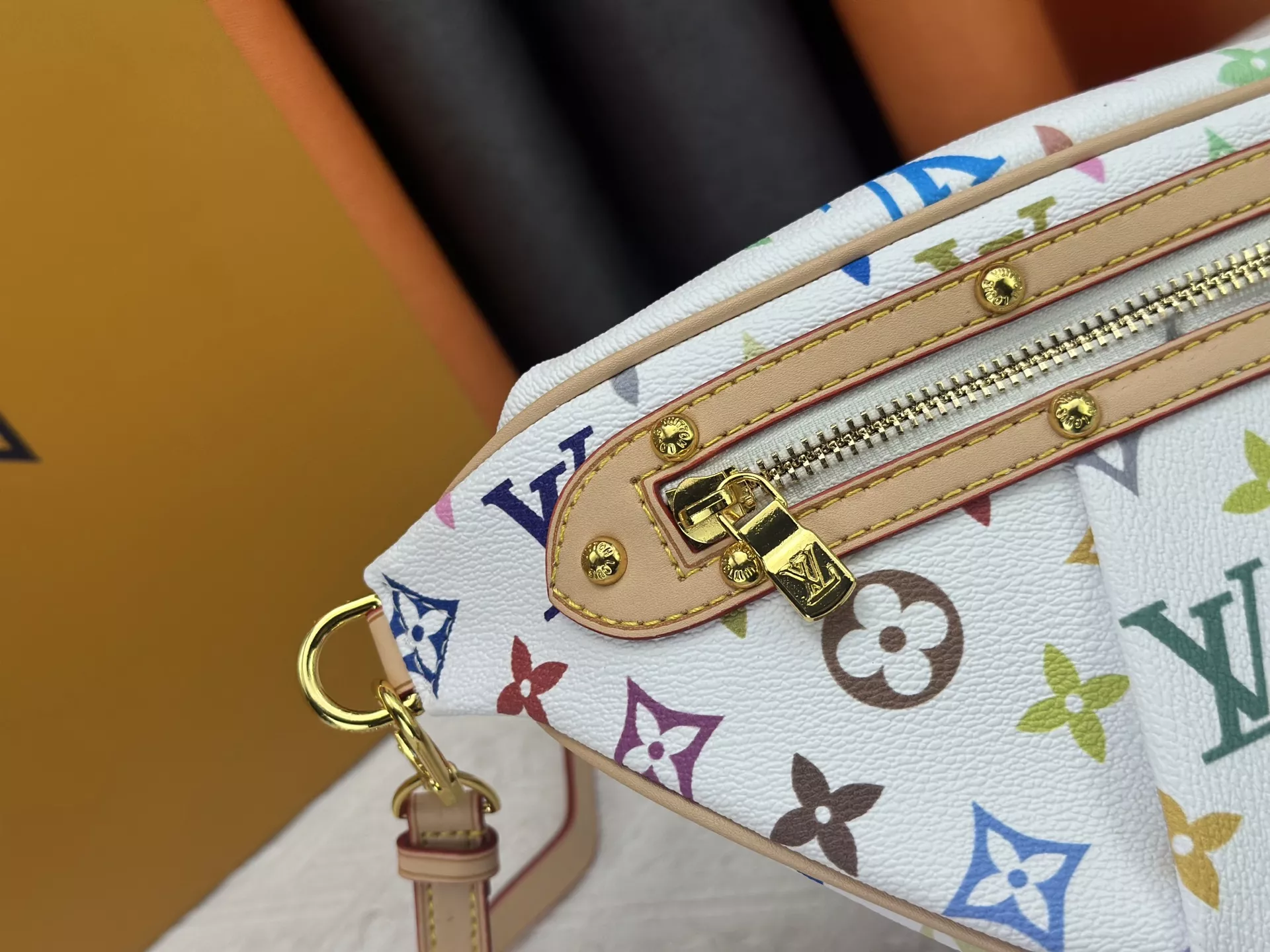 Functional 6678 Louis Vuitton AAA Quality Messenger Bags For Women