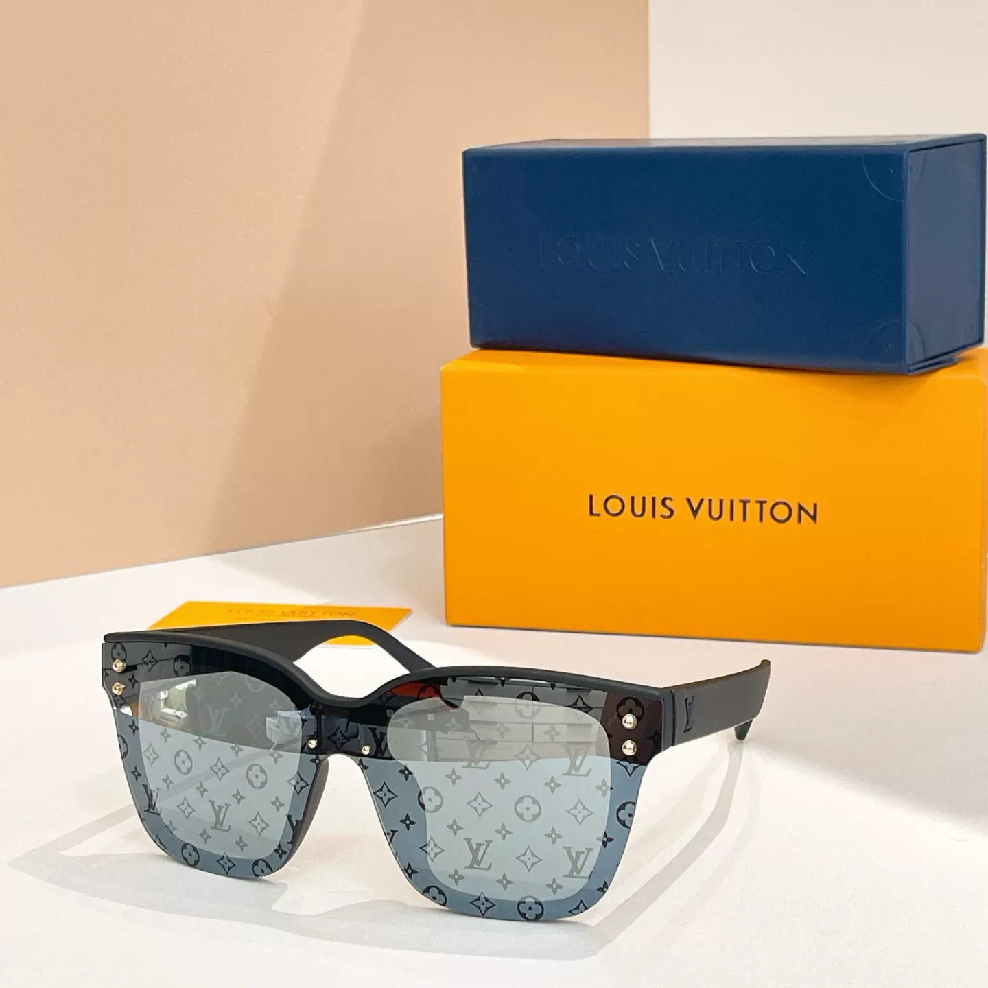 Functional 7939 Louis Vuitton AAA Quality Sunglasses