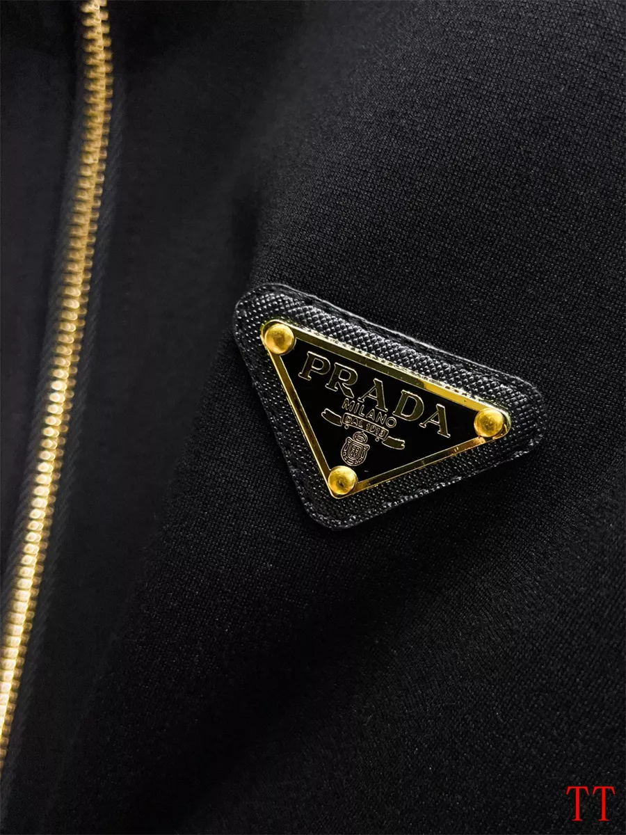 Functional 8013 Prada Tracksuits Long Sleeved For Men