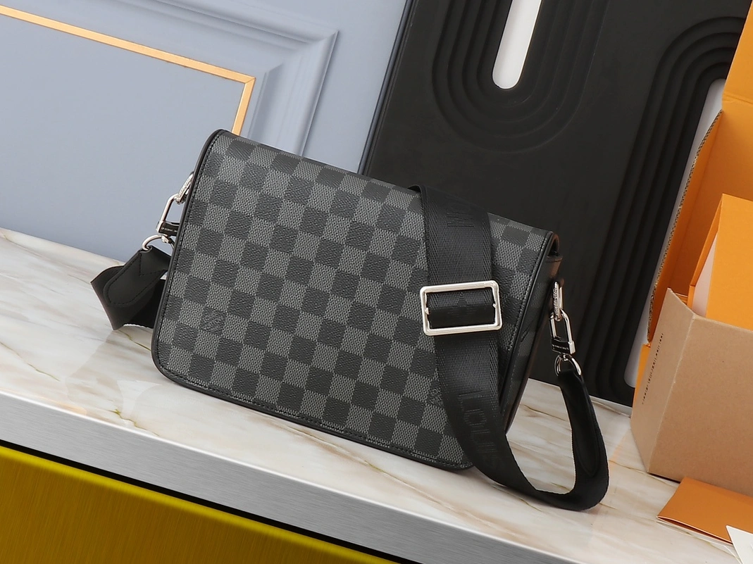Functional 8144 Louis Vuitton AAA Man Messenger Bags