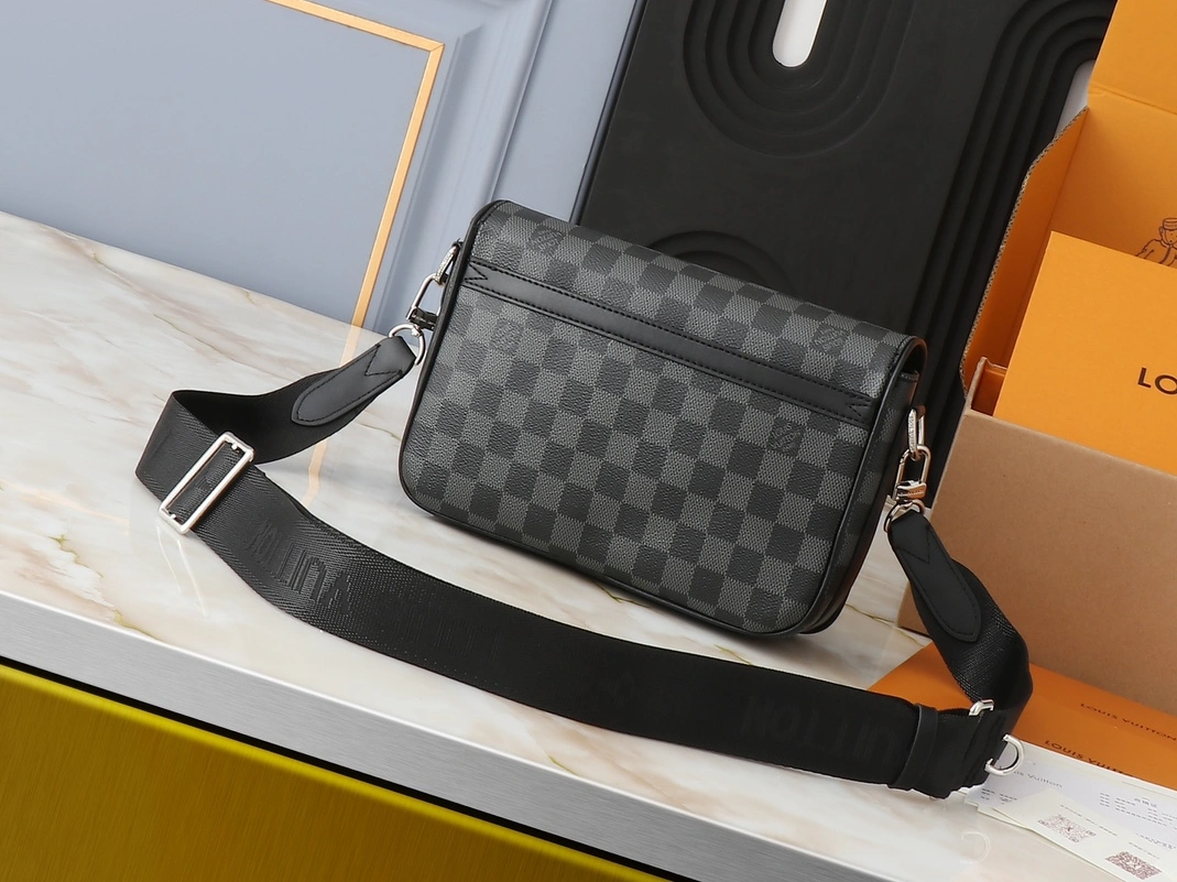 Functional 8144 Louis Vuitton AAA Man Messenger Bags