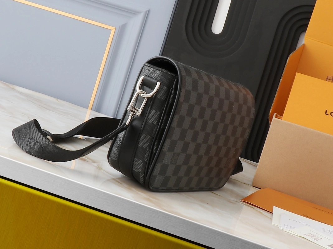 Functional 8144 Louis Vuitton AAA Man Messenger Bags