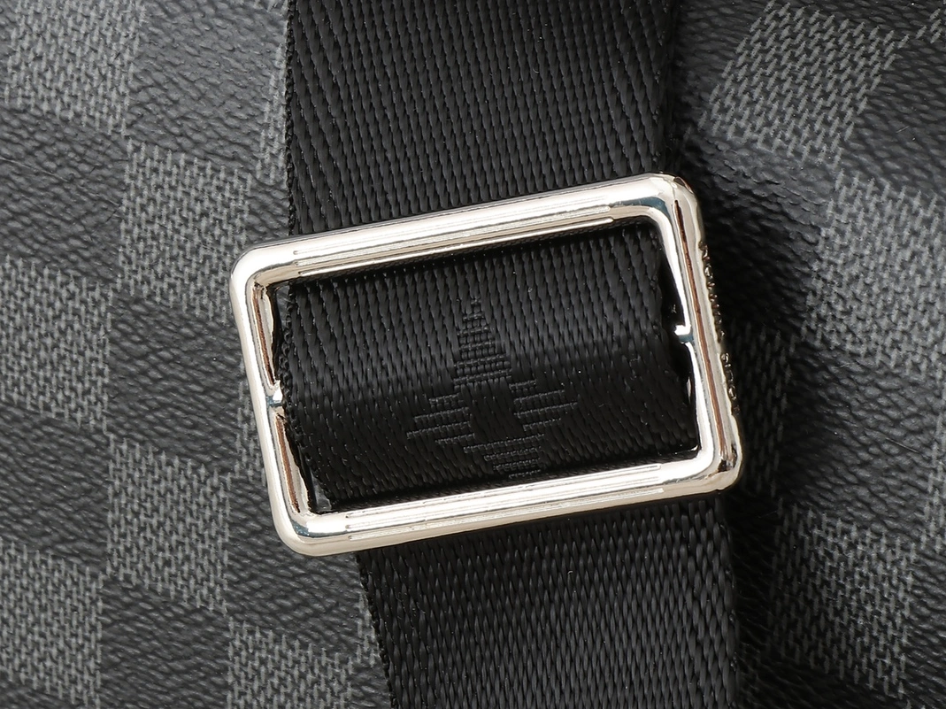 Functional 8144 Louis Vuitton AAA Man Messenger Bags