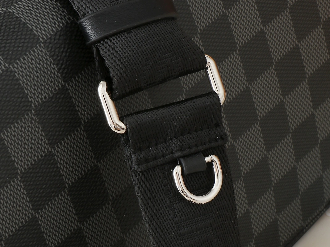 Functional 8144 Louis Vuitton AAA Man Messenger Bags