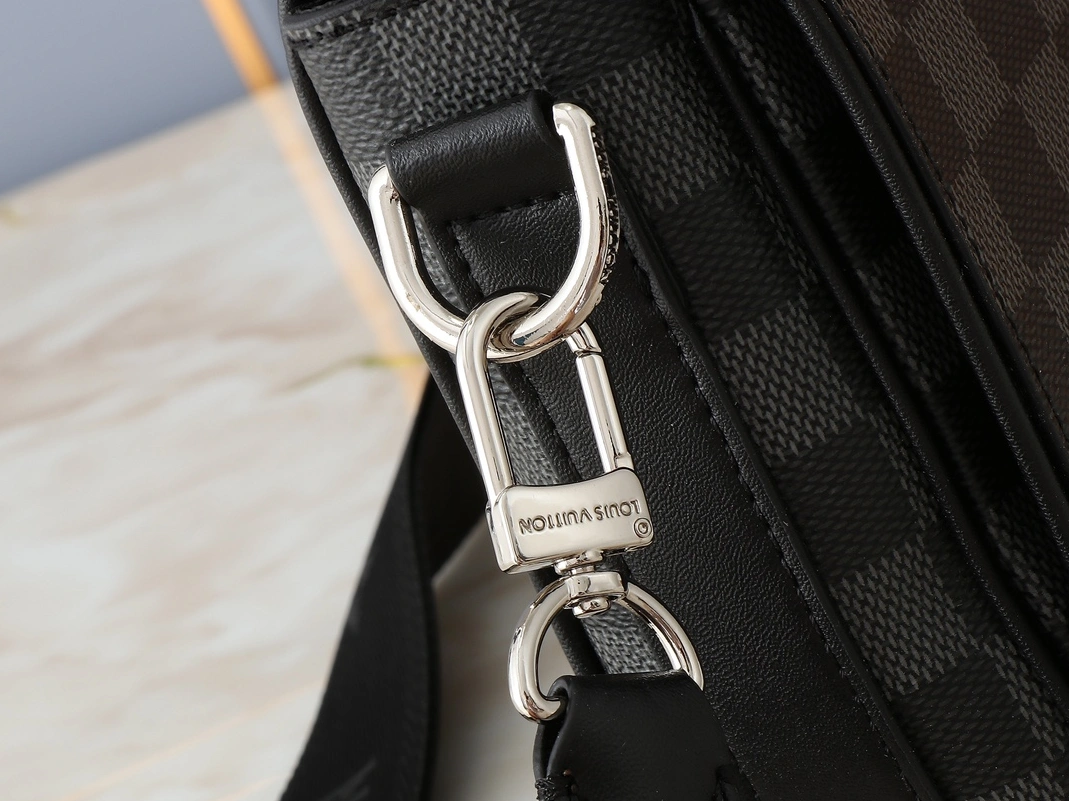 Functional 8144 Louis Vuitton AAA Man Messenger Bags