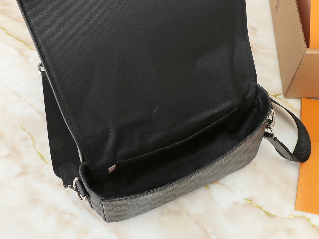 Functional 8144 Louis Vuitton AAA Man Messenger Bags
