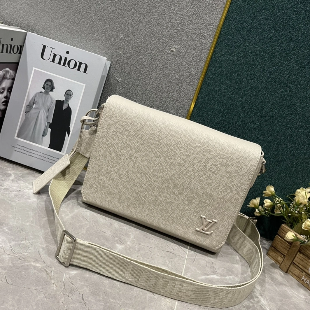Functional 8632 Louis Vuitton AAA Man Messenger Bags