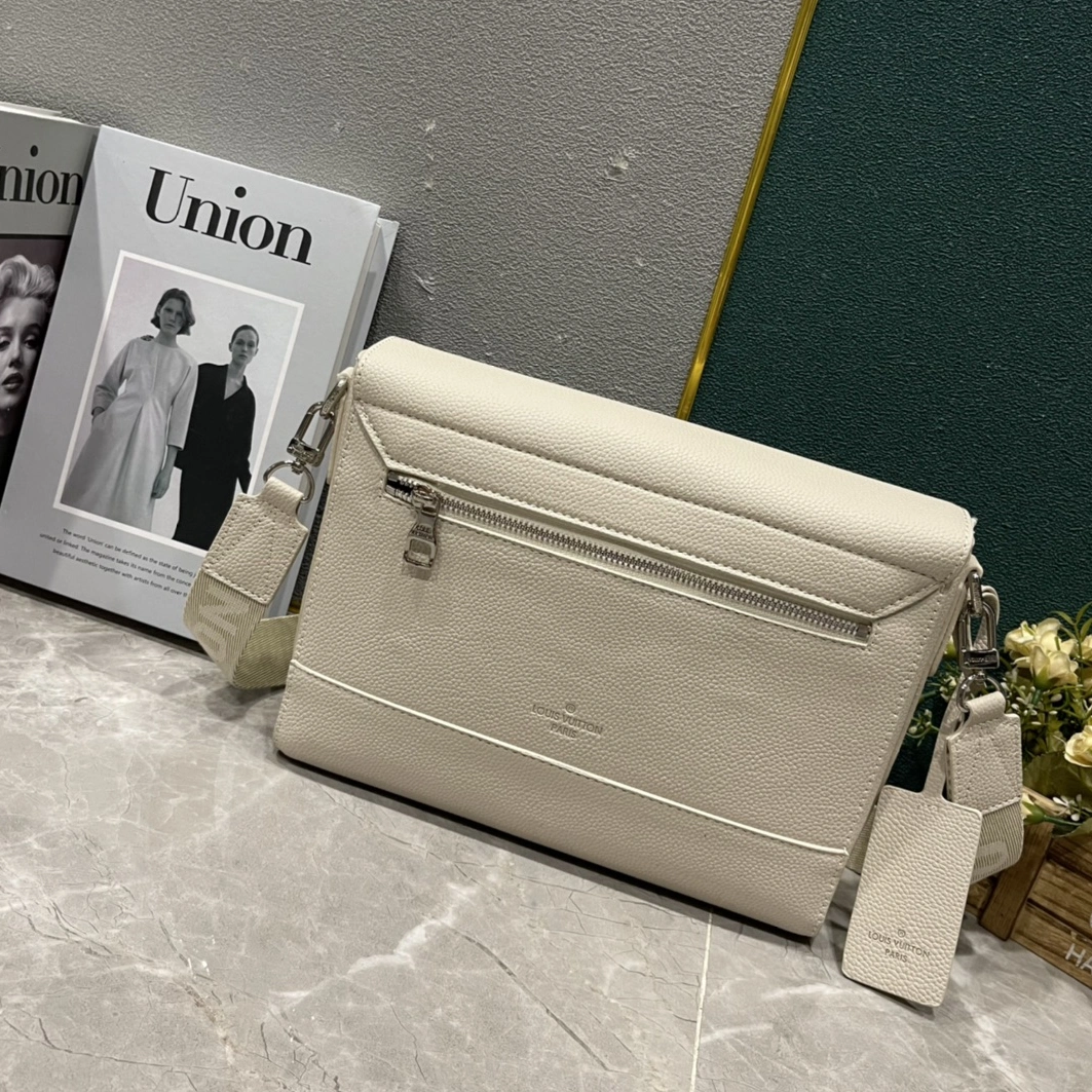 Functional 8632 Louis Vuitton AAA Man Messenger Bags