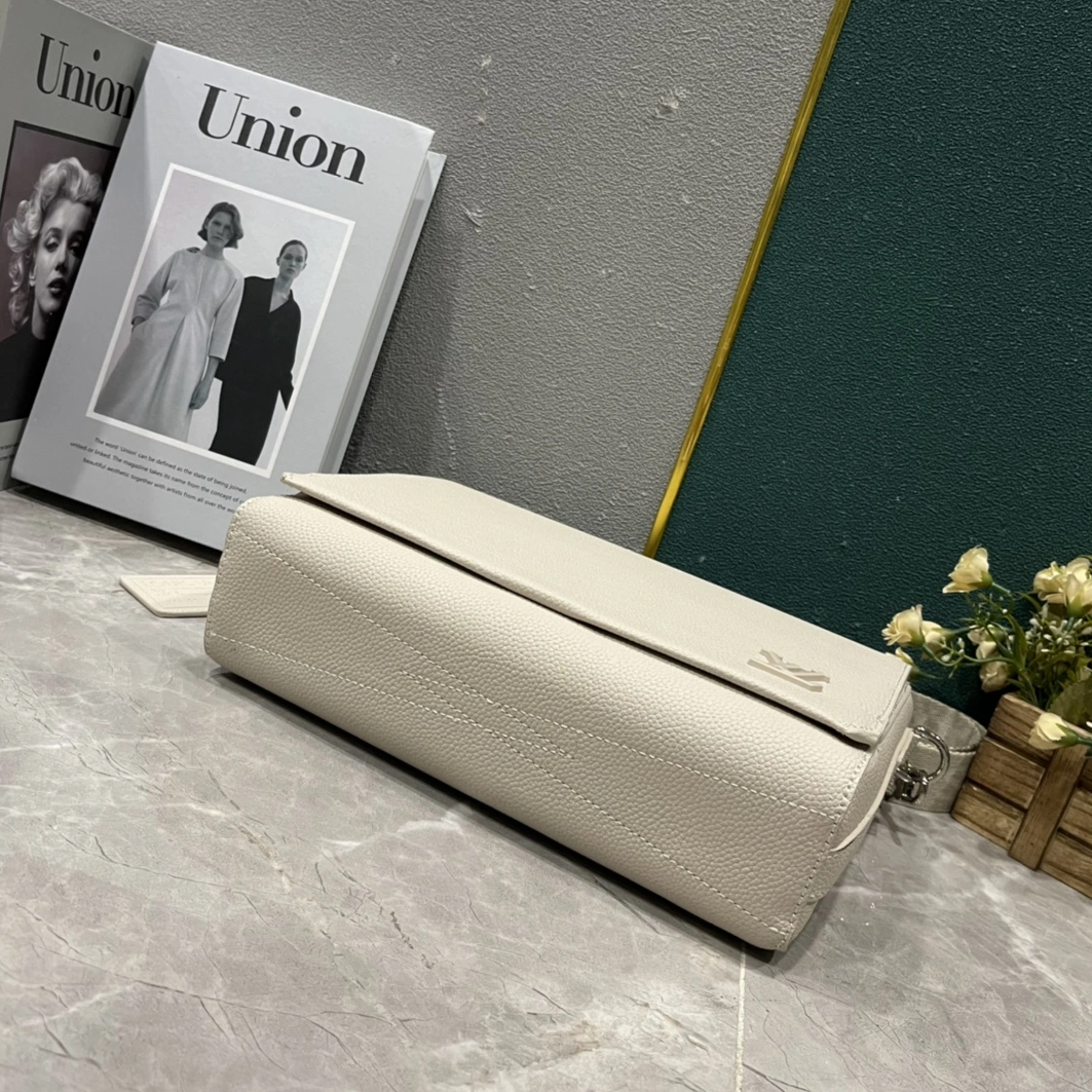 Functional 8632 Louis Vuitton AAA Man Messenger Bags