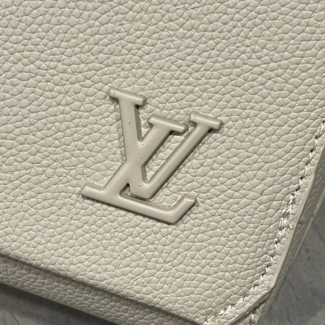 Functional 8632 Louis Vuitton AAA Man Messenger Bags