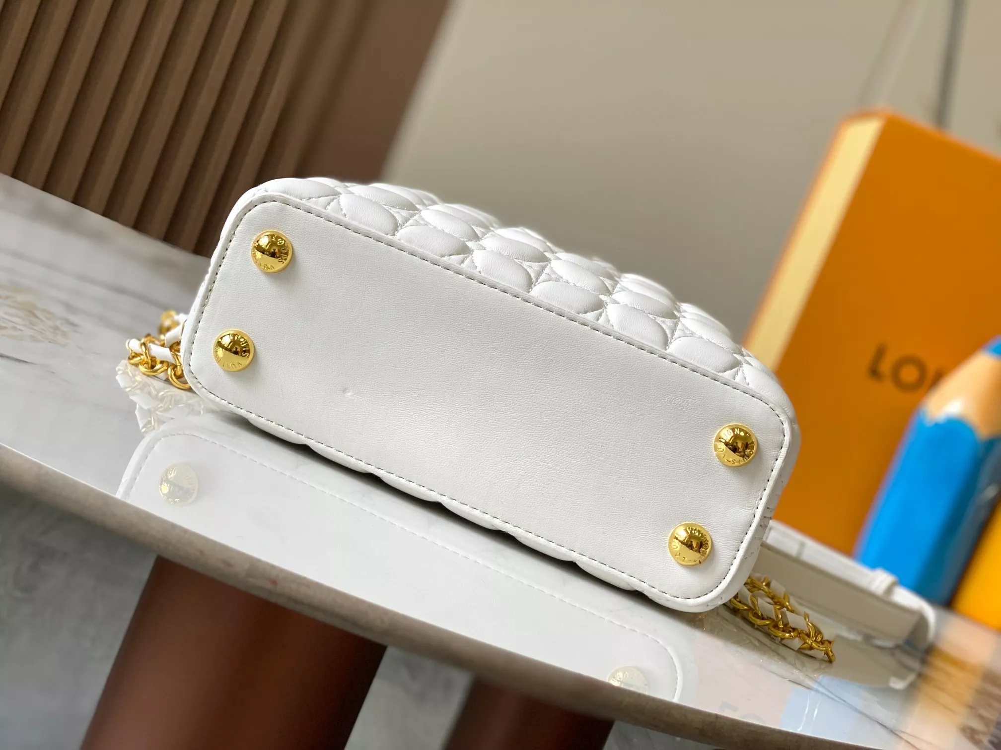 Functional 8834 Louis Vuitton AAA Quality Messenger Bags For Women