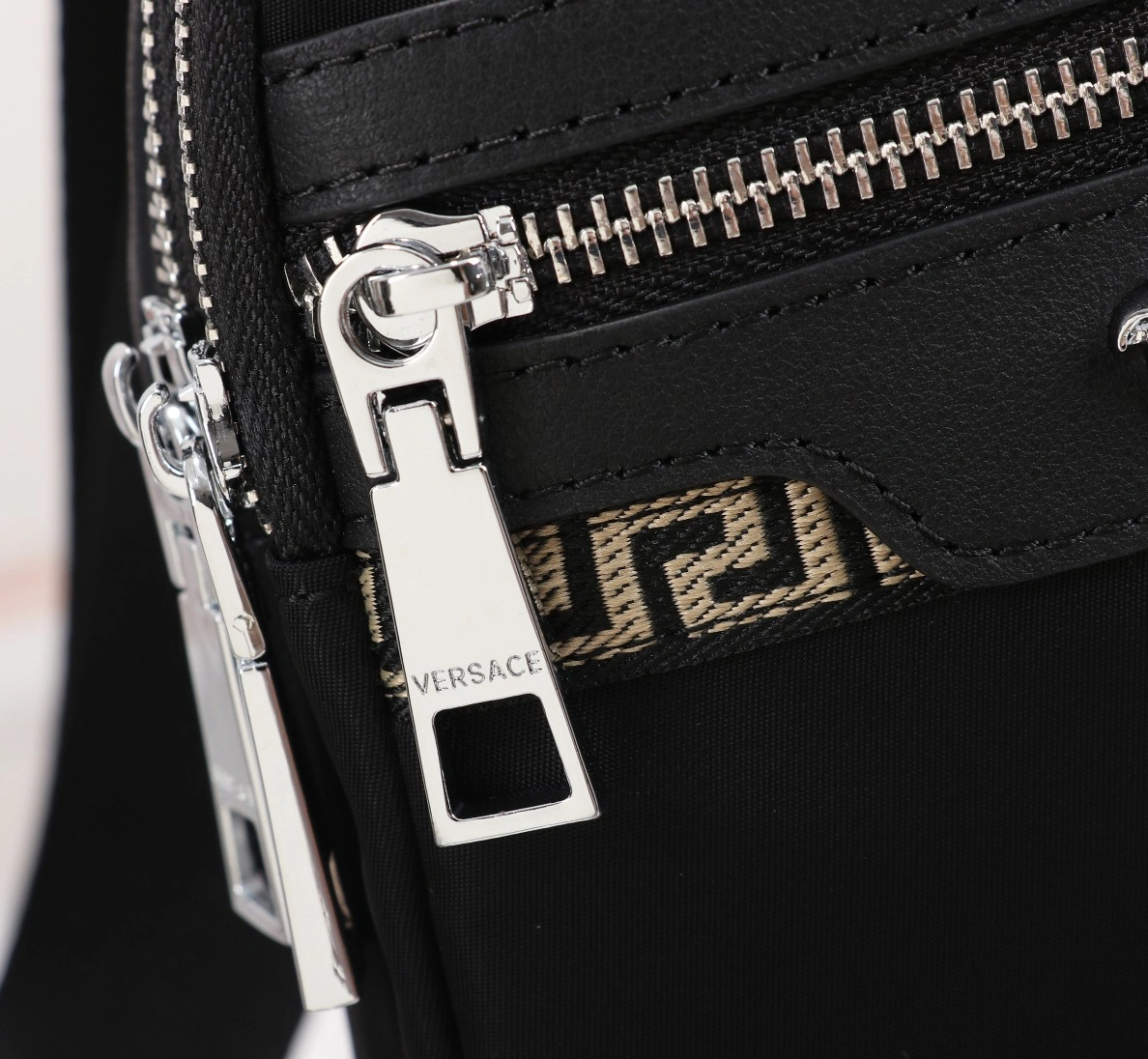 Functional 9318 Versace AAA Man Messenger Bags