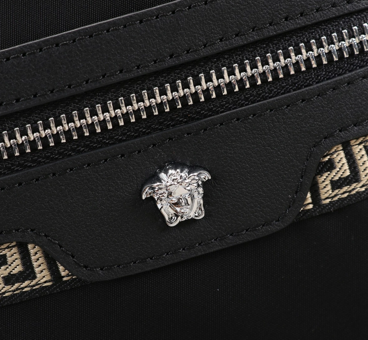 Functional 9318 Versace AAA Man Messenger Bags