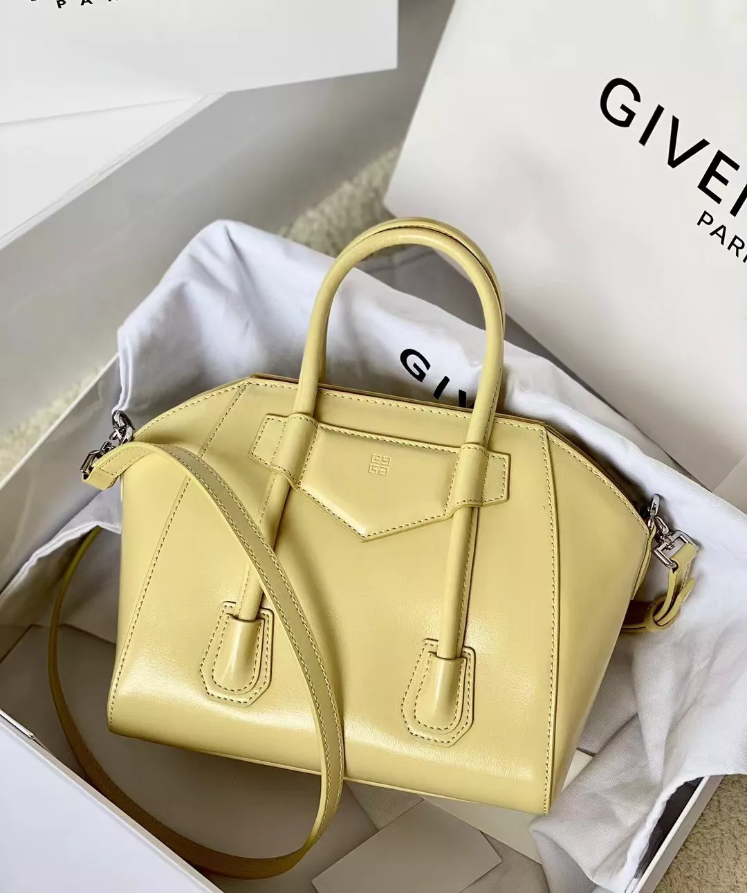 Givenchy AAA Quality Handbags For Women Bold 3383