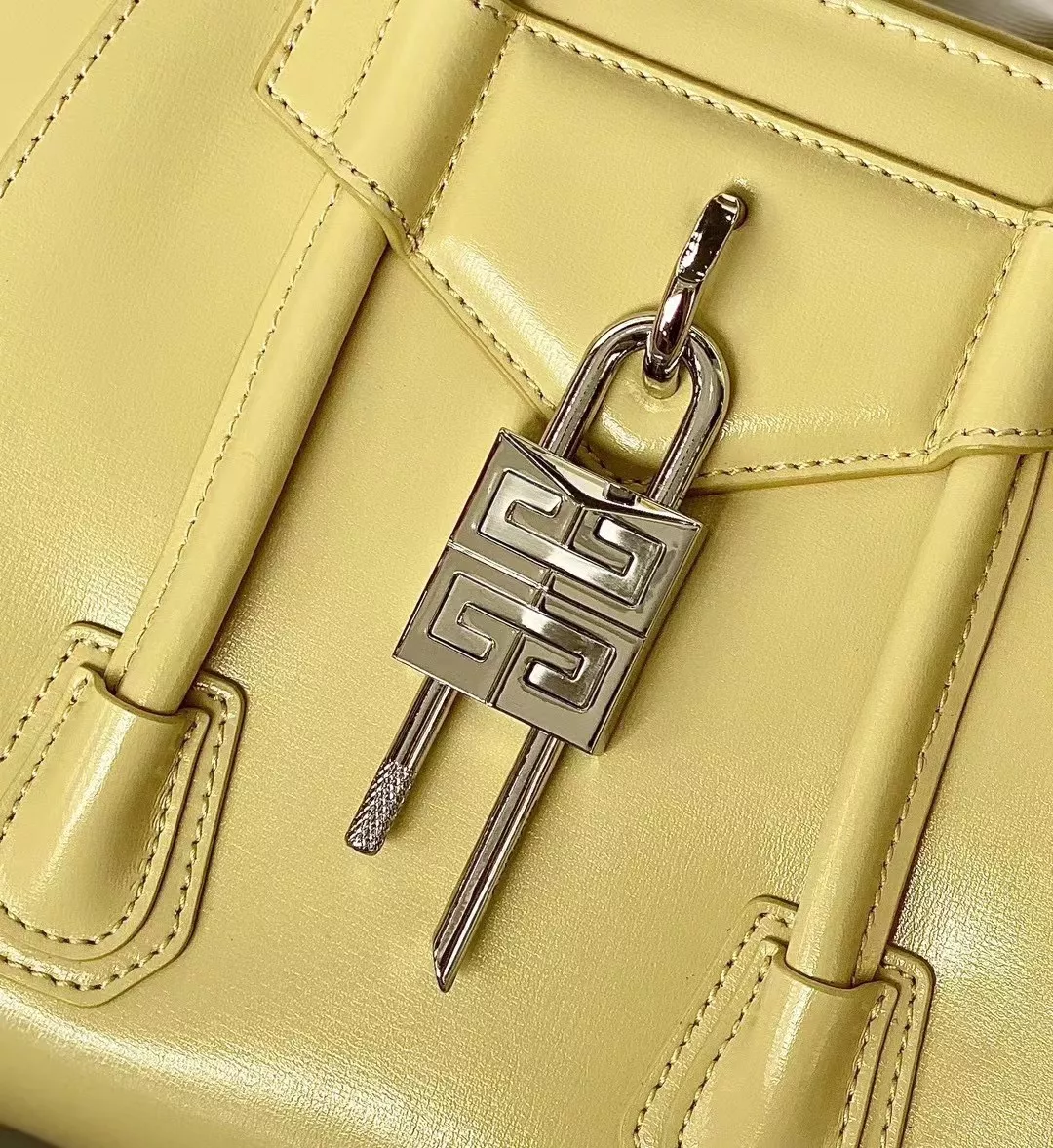 Givenchy AAA Quality Handbags For Women Bold 3383