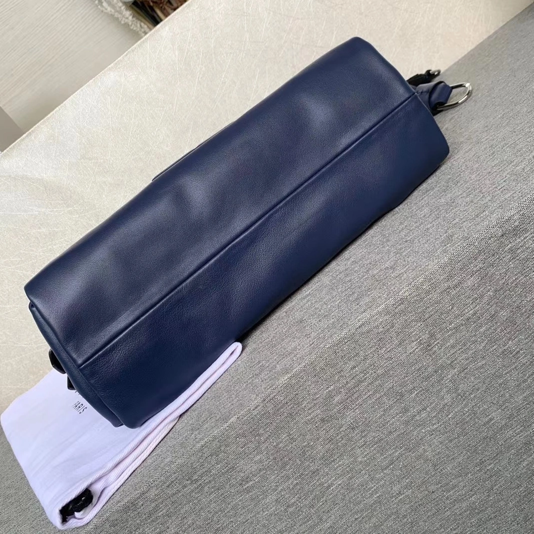 Givenchy AAA Quality Handbags For Women Breathable 6045