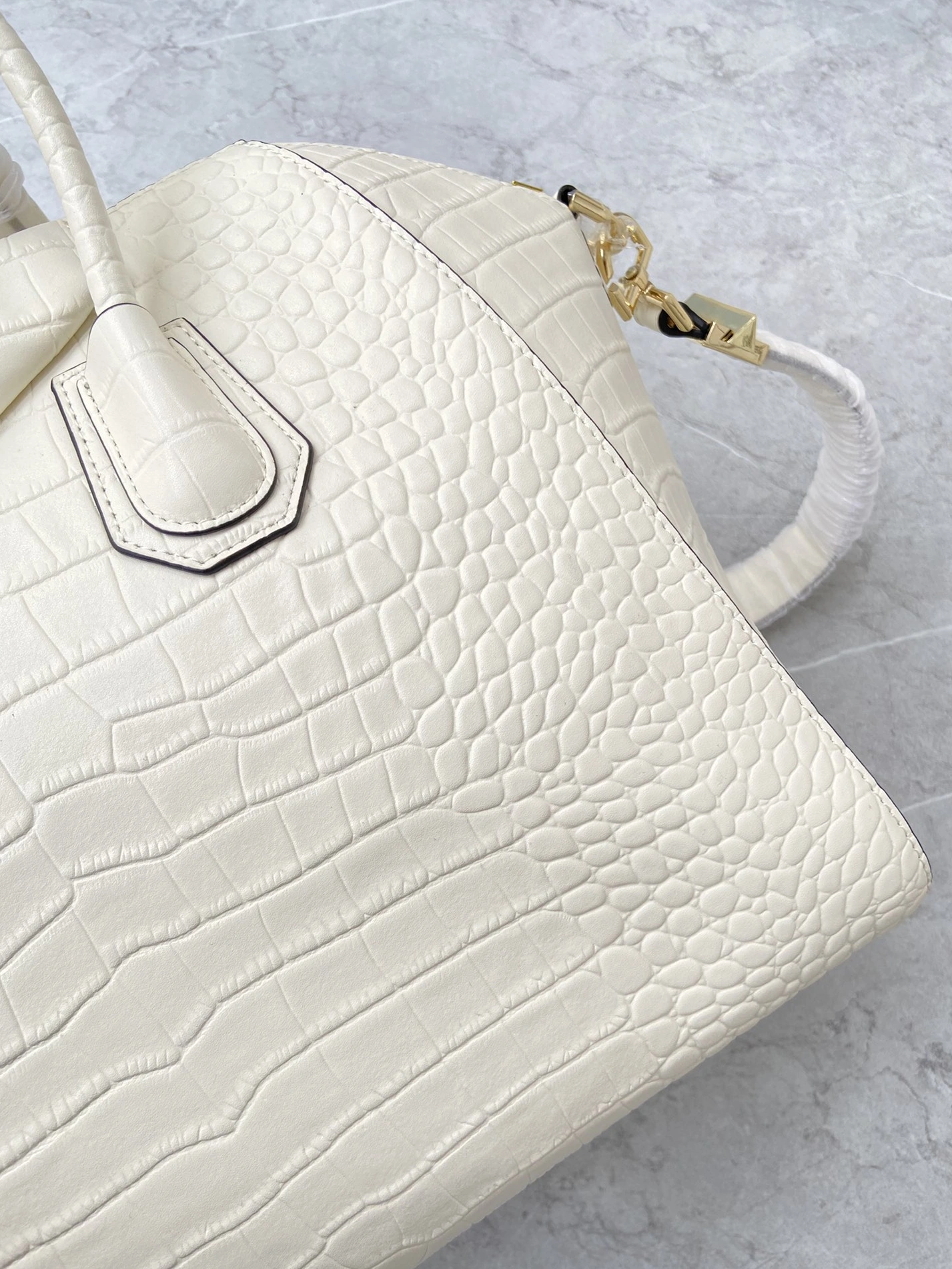 Givenchy AAA Quality Handbags For Women Breathable 6314