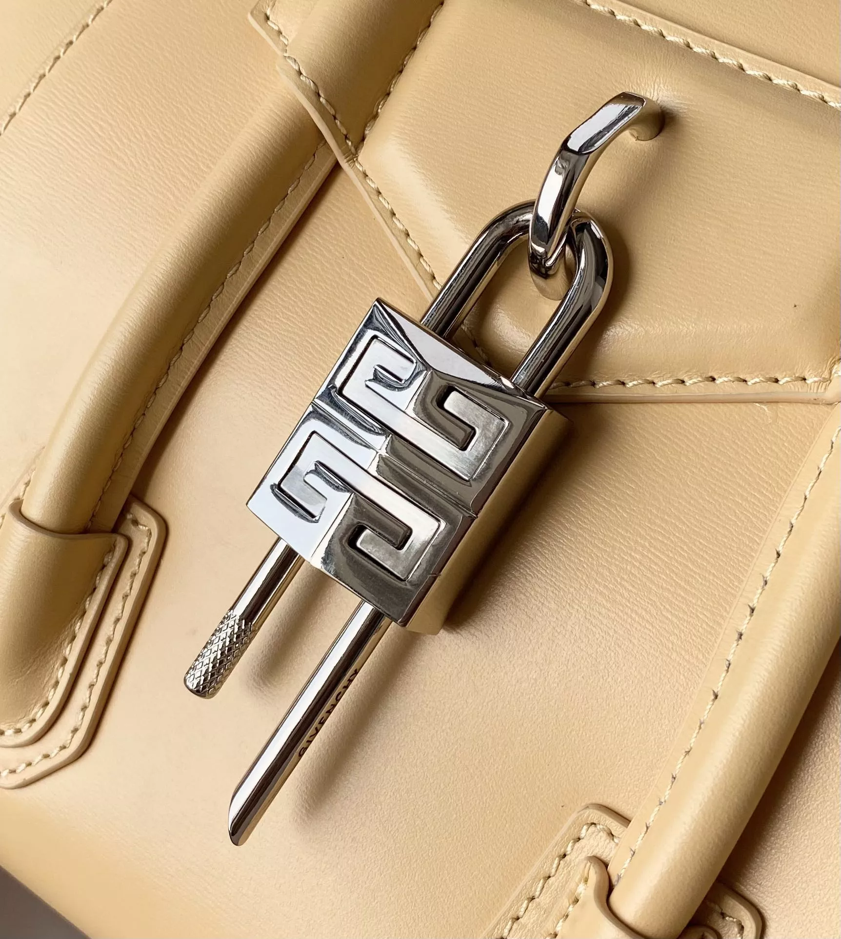 Givenchy AAA Quality Handbags For Women Classic 4108
