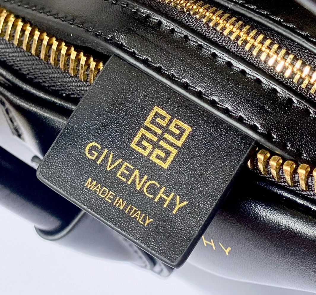 Givenchy AAA Quality Handbags For Women Comfortable 3670
