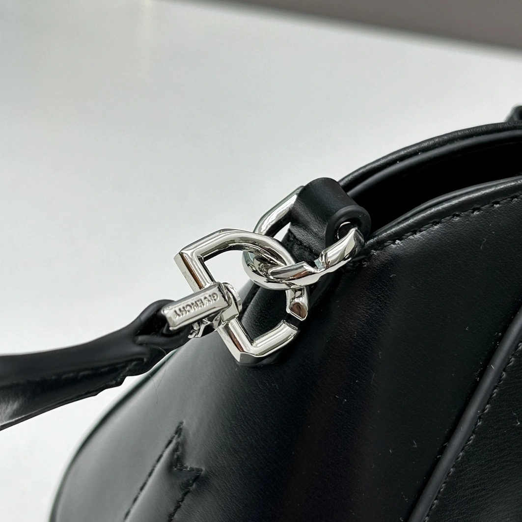 Givenchy AAA Quality Handbags For Women Comfortable 6187