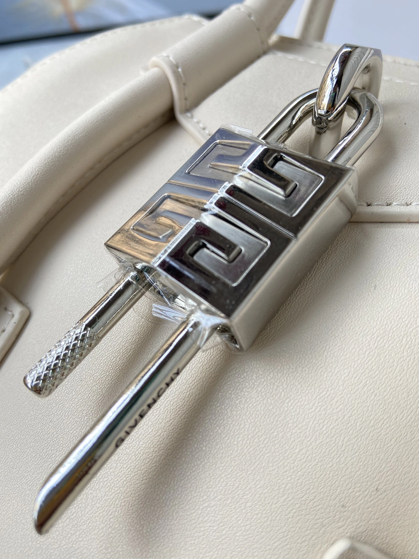 Givenchy AAA Quality Handbags For Women Compact 3212