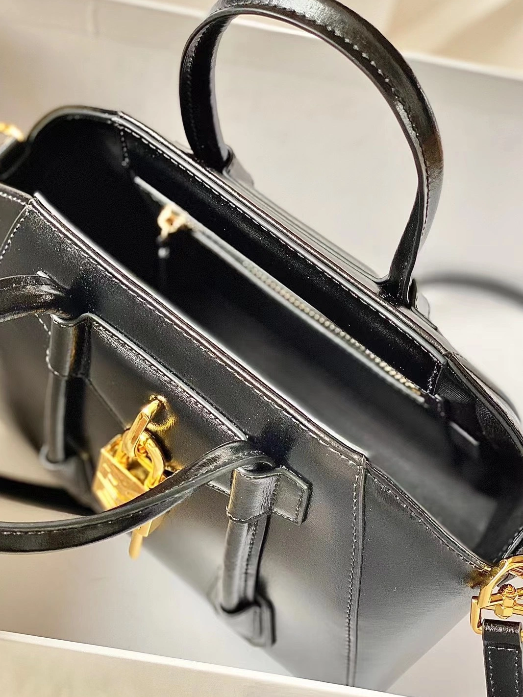 Givenchy AAA Quality Handbags For Women Durable 424