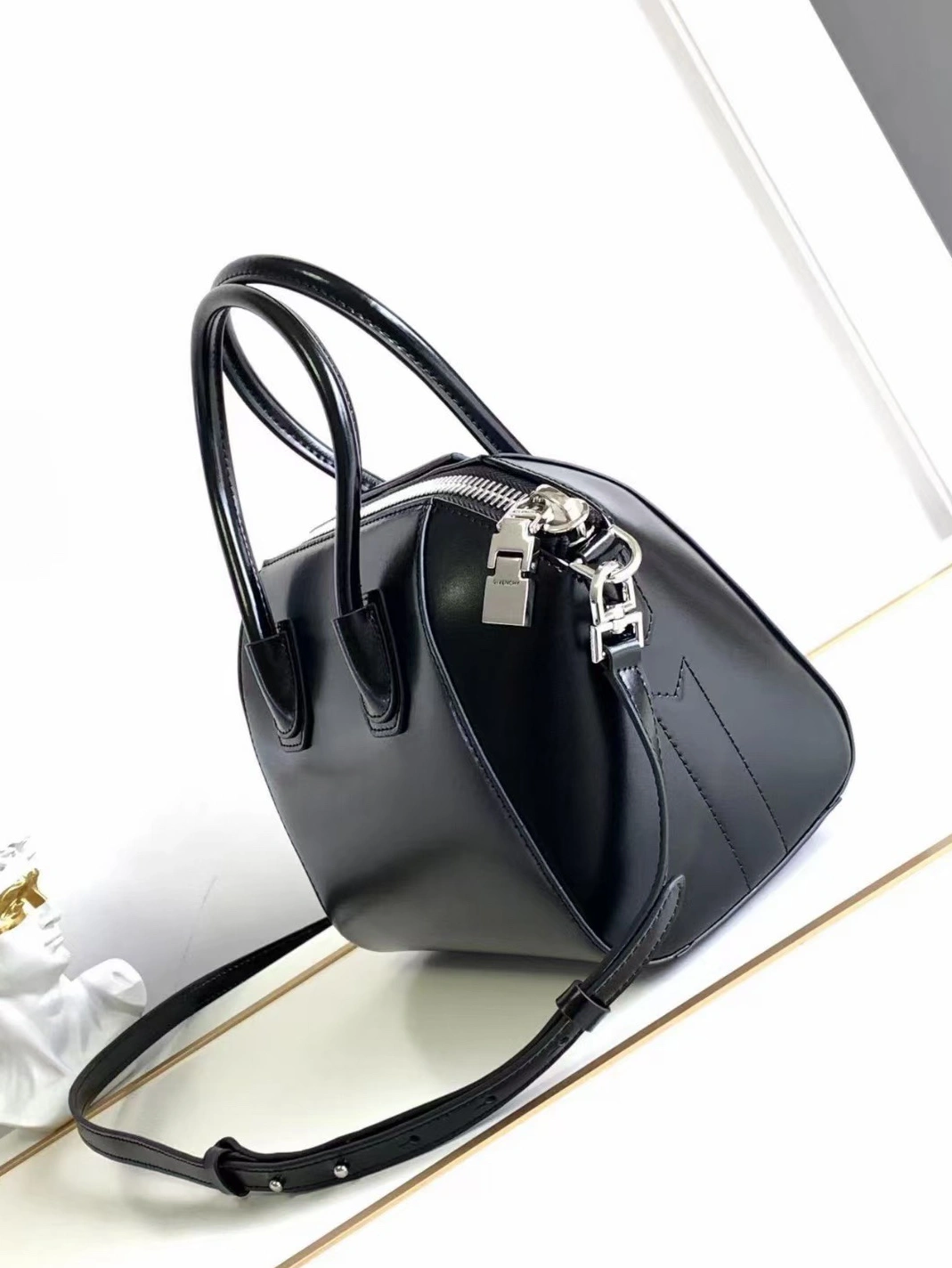 Givenchy AAA Quality Handbags For Women Elegant 5563