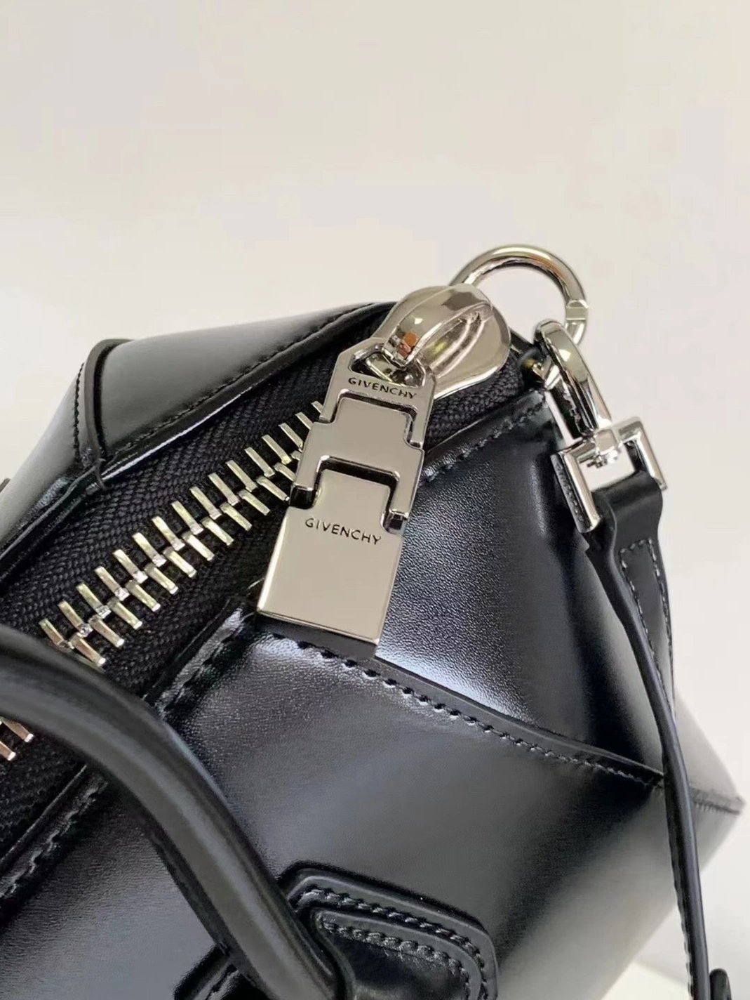 Givenchy AAA Quality Handbags For Women Elegant 5563