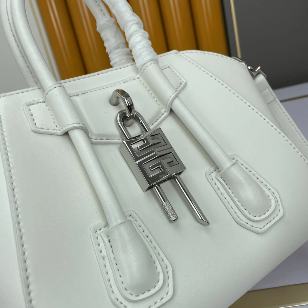 Givenchy AAA Quality Handbags For Women Elegant 9790